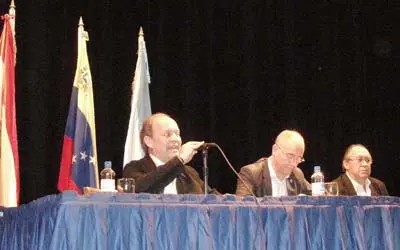  Antonio Pi&ntilde;&oacute;n, presidente de la HGV, saluda a los j&oacute;venes asistentes al I Congreso de &lsquo;Xuventude Galega&rsquo;, en compa&ntilde;&iacute;a del secretario xeral de Emigraci&oacute;n, Santiago Camba; y del vicepresidente de la entidad, Juan Su&aacute;rez Lemos.