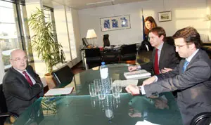  Alberto N&uacute;&ntilde;ez Feij&oacute;o, con Joaqu&iacute;n Almunia &ndash;izda.&ndash;,y Jes&uacute;s Gamallo, secretario xeral de Cooperaci&oacute;n de la Xunta.