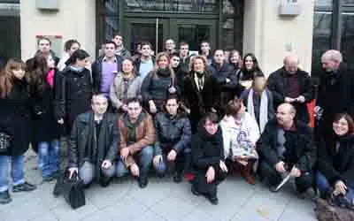  Foto de grupo de las autoridades y algunos de los asistentes a la puerta del Instituto Cervantes de Berl&iacute;n.