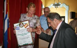 Pablo Barrios entregó el reconocimiento a Marina del Pilar García Moreira y a Antonio Fidalgo.