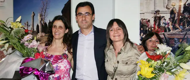  Mart&iacute;nez Ma&iacute;llo entreg&oacute; un ramo de flores a las presidentas de la Federaci&oacute;n de Sociedades Castellanas y Leonesas, Julia Hernando, y del Centro Zamorano de Buenos Aires, Florencia Calvo.