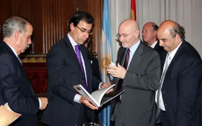 Martínez Maíllo recibe un obsequio del presidente de la Legislatura.