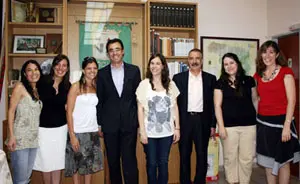 Martínez Maíllo y Bermúdez posan tras la reunión con las jóvenes del Centro Zamorano de Buenos Aires.