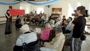 Los mayores pudieron disfrutar de la interpretación teatral.