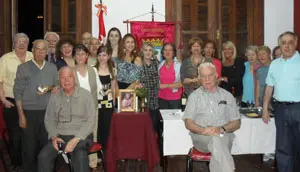 Madrileños en Rosario posan con la imagen de la Virgen el día de la celebración de la fiesta de la patrona de Madrid.