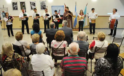  Un momento de la actuaci&oacute;n de la agrupaci&oacute;n &lsquo;Leira do Son&rsquo;, compuesta por miembros del Centro Gallego.
