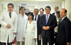 El consejero de Interior y Justicia, Alfonso Fernández Mañueco, en una visita al Hospital Español, en Buenos Aires.