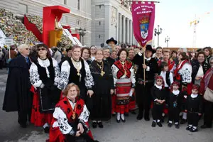 Un grupo de salmantinos, con el traje típico, durante la procesión hacia la Catedral de Madrid.