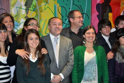 Félix Colsa posa con los jóvenes argentinos participantes en el Programa Raíces.