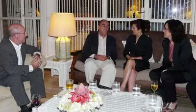 El embajador de España, Juan Serrat -2 por la izq.- conversa con Pilar Pin, en presencia del consejero de Trabajo e Inmigración, Manuel Luis Rodríguez, y de la subdirectora general de Prestaciones Sociales, Esther Herrera.