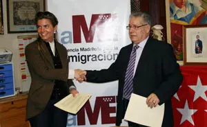 Victoria Cristóbal y Luis Roldán, presidente de la Casa de Madrid en Francia, durante el acto de constitución de la entidad.