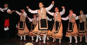  Los ni&ntilde;os y j&oacute;venes de la &lsquo;Escuela de Danza&rsquo;, durante su actuaci&oacute;n.