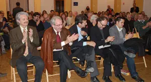 Parte del p&uacute;blico asiste al acto.