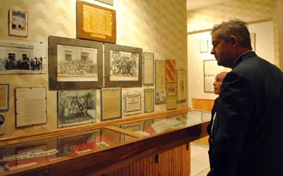  L&oacute;pez Dobarro visit&oacute; la exposici&oacute;n del Centro Gallego. 