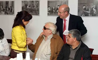 La directora general saluda a Agustín Monge Pelegrín, director del programa radial ‘Tablero Deportivo’ en Venezuela, quien es invidente.