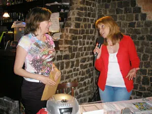  La presidenta de &lsquo;O Gromos&rsquo; entreg&oacute; la distinci&oacute;n a la periodista de &lsquo;Galicia en el Mundo&rsquo; Mariana Ruiz.