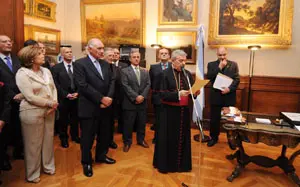 Monseñor Bernardini, durante su discurso ante los asistentes, entre los que se encontraba Fernando de la Rúa.