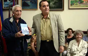 Modesto San Gil, junto al escritor Rafael Orta, presenta su último libro.