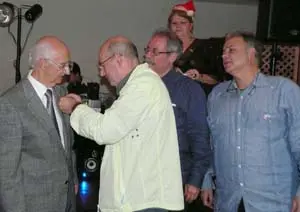  El consejero de Trabajo e Inmigraci&oacute;n, Manuel Luis Rodr&iacute;guez, fue invitado para imponer el Bot&oacute;n de Oro de la Agrupaci&oacute;n Galaica, al ex presidente de la HGV Manuel Ulloa Mart&iacute;nez &ndash;izda.&ndash;.