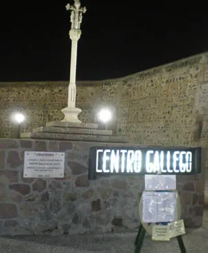  En la terraza est&aacute; el s&iacute;mbolo del encuentro, de la paz en el camino, el cruceiro.