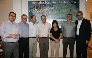 Rafael Louz&aacute;n, junto a directivos del Hogar de Ribadumia e integrantes del gobierno municipal y auton&oacute;mico.