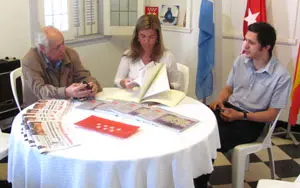 De izda. a dcha., José Marcos, Victoria Cristóbal y Alejandro Sánchez, en el acto en la sede del Centro de la Comunidad Madrileña de Mar del Plata.
