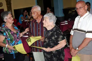  Fraile Romero entreg&oacute; diplomas a los miembros de m&aacute;s a&ntilde;os.