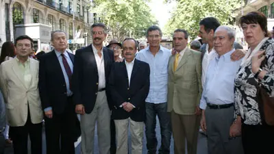  El jefe del Gobierno de la ciudad, Mauricio Macri, posa junto a dirigentes de la colectividad.