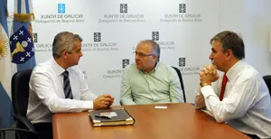  Manuel Mir&aacute;s Franqueira &ndash;en el centro&ndash; con Alejandro L&oacute;pez Dobarro.
