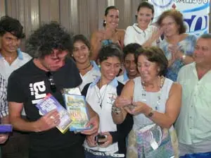  Mari R&uacute;a de Garc&iacute;a, secretaria de Cultura, hace entrega de otros presentes a Cobos Mart&iacute;nez.