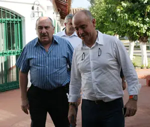  El secretario xeral, a su llegada a la instituci&oacute;n.