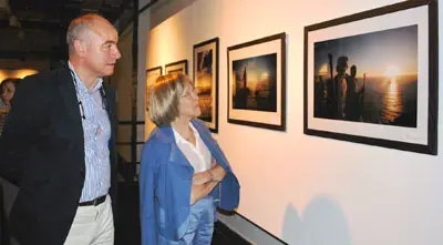  El secretario xeral de Emigraci&oacute;n recorri&oacute; la muestra. 