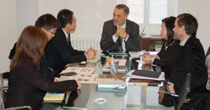  El conselleiro de Cultura, Roberto Varela &ndash;de frente&ndash;, con la delegaci&oacute;n institucional de la Prefectura de Wakayama.