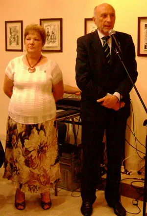 El cónsul, Manuel Fairén, junto a la presidenta del Centro.
