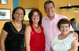 Regla Martínez –dcha.–, junto a algunos de sus invitados a la fiesta.