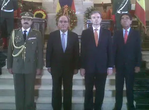  El embajador de Espa&ntilde;a, durante la ofrenda floral al Libertador Sim&oacute;n Bol&iacute;var, tras presentar sus credenciales, escoltado por consejero de Defensa, (Cnel. Ej.) Fernando G&oacute;mez de Ureta-S&aacute;nchez; Guillermo Kirkpatrick de la Vega, ministro consejer