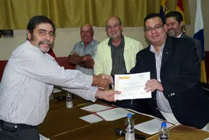  El consejero del CRE Richard Barreiro y Olmedo hace entrega del certificado de formaci&oacute;n a Benito Brito Gorr&iacute;n.