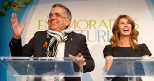 Los periodistas Juan Ramón Lucas y Ana García Siñeriz, durante la presentación de la iniciativa ‘Enamorados de Asturias’.