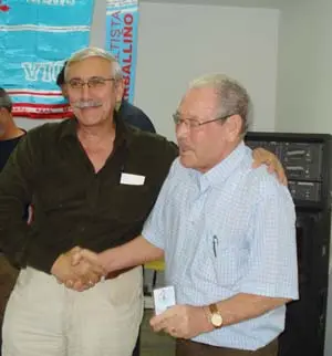  Marco Fari&ntilde;a Garc&iacute;a hace entrega del carn&eacute; a Eladio Bugallo P&eacute;rez.