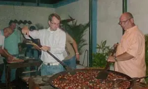  Jos&eacute; Luis Quiven y Luis Vicente Mu&ntilde;iz Ra&ntilde;a asan las casta&ntilde;as.