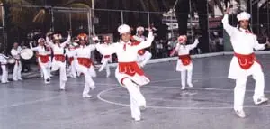 Grupo de Danzas Herreñas ‘Garoé’, en la cancha de fútbol sala bailando en Homenaje a la Virgen.