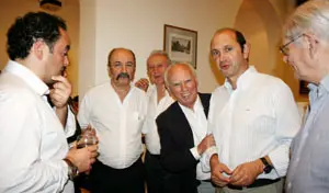  Rafael Louz&aacute;n &ndash;2&ordm; dcha.&ndash;, conversa con directivos del Hogar Ribadumia durante su estancia en Buenos Aires.