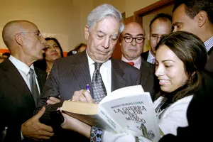  Un momento de la visita del Premio Nobel al Instituto Cervantes. 