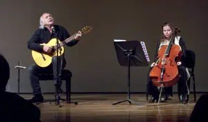 Amancio Prada se hizo acompañar de la violonchelista Sacha Crisan.