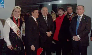 El director de Políticas Migratorias de Castilla y León, con algunos de los asistentes al acto.