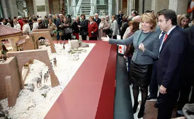 Esperanza Aguirre muestra a N&uacute;&ntilde;ez Feij&oacute;o el bel&eacute;n instalado en la Real Casa de Correos. 