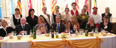 El vicec&oacute;nsul &ndash;en el centro&ndash; rodeado de sus familiares y de integrantes de grupos folcl&oacute;ricos.