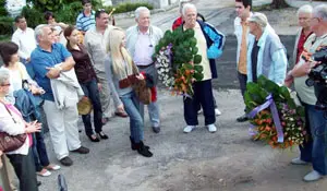  Los participantes en el acto, con coronas de flores, donde supuestamente descansan los restos de Fontenla Leal.