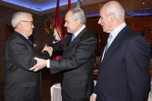  Jos&eacute; Ram&oacute;n &Oacute;nega y Ovidio Cadenas, se saludan. 