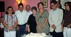 Eva y Mary Rico, con los homenajeados.